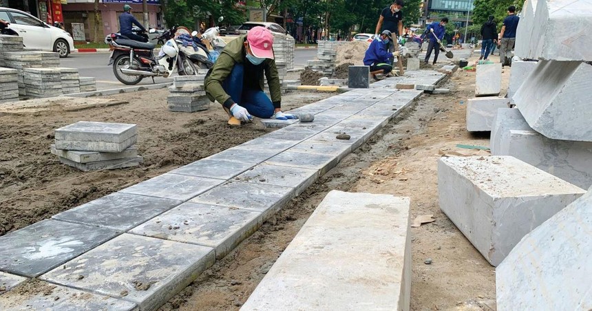 Gói thầu Thi công xây dựng thuộc Dự án Cải tạo, chỉnh trang vỉa hè trên địa bàn quận Hoàng Mai (cũ), TP. Hà Nội (giai đoạn 2) được mở thầu ngày 4/12/2025. Ảnh: Lê Thắng