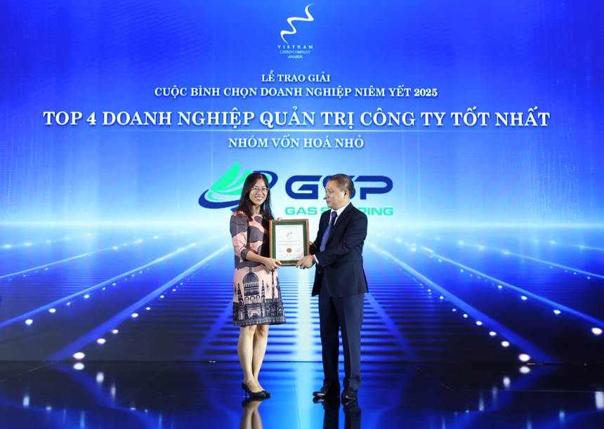 Bà Vũ Thị Phương Nga – Chủ tịch HĐQT CTCP Vận tải Khí Quốc tế nhận giải