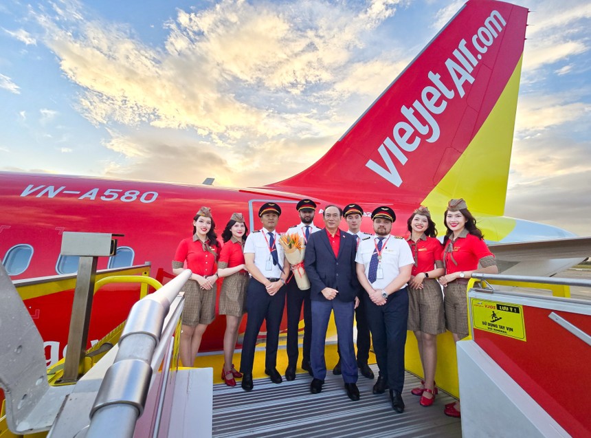 Phó Tổng giám đốc Thường trực Vietjet Tô Việt Thắng (áo vest xanh tím than) cùng phi hành đoàn Vietjet chào đón tàu bay mới/ 