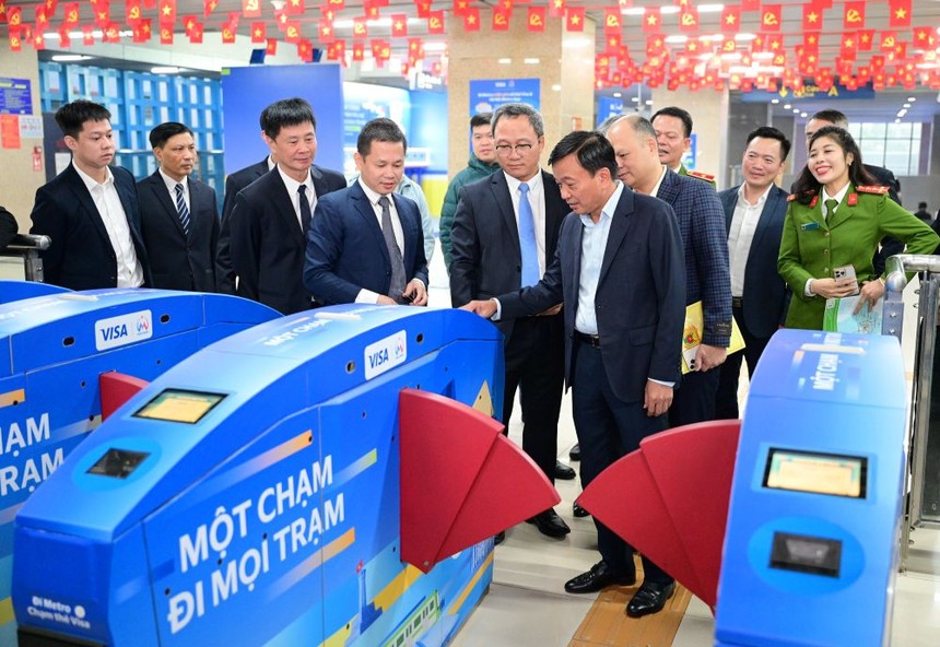 Thứ trưởng Bộ Công an Nguyễn Văn Long, Thứ trưởng Bộ Xây dựng Nguyễn Danh Huy và lãnh đạo Hà Nội Metro trải nghiệm hệ thống soát vé tự động ứng dụng định danh, xác thực điện tử, nhận diện sinh trắc học và thanh toán không dùng tiền mặt đối với hành khách. 