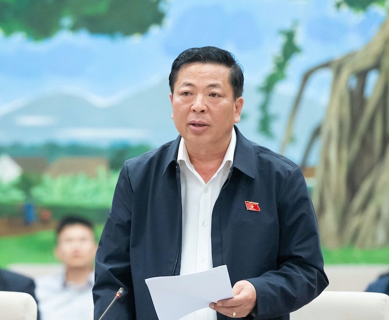 Bộ trưởng Bộ Xây dựng Trần Hồng Minh báo cáo tại phiên họp - Ảnh: PT. 