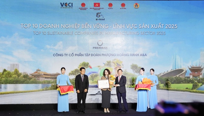 Bà Trần Lan Phương - Phó tổng giám đốc Tập đoàn Phenikaa nhận vinh danh từ Ban tổ chức chương trình