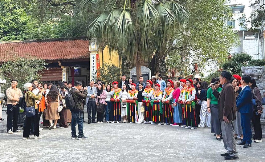 Kỳ nghỉ Tết Dương lịch, du khách có xu hướng chọn các tour ngắn ngày, khoảng cách dưới 200 km (Ảnh: Hồ Hạ) 