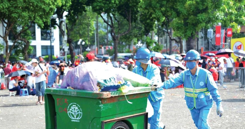Các gói thầu duy trì vệ sinh môi trường giai đoạn 3 đến 5 năm tới tại các phường, xã của Hà Nội đều có giá trị hàng trăm tỷ đồng mỗi gói. Ảnh: Hoàng Sơn