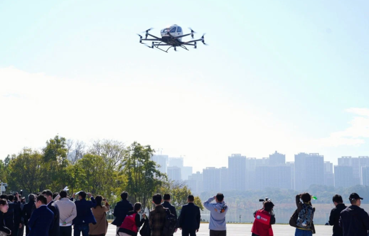 Hai công ty EHang Holdings và Hefei Hey Airlines đã được cấp phép sử dụng máy bay không người lái cung cấp dịch vụ vận chuyển hành khách thương mại, bao gồm cả các tour tham quan thành phố. Ảnh: SCMP 