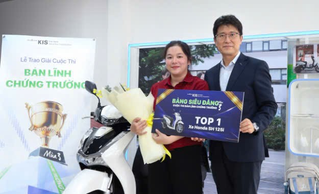 Ông Charlie Shin – CEO Chứng khoán KIS trao giải Nhất (Bảng Siêu đẳng) cho bà Huỳnh Thị Mỹ Duyên.