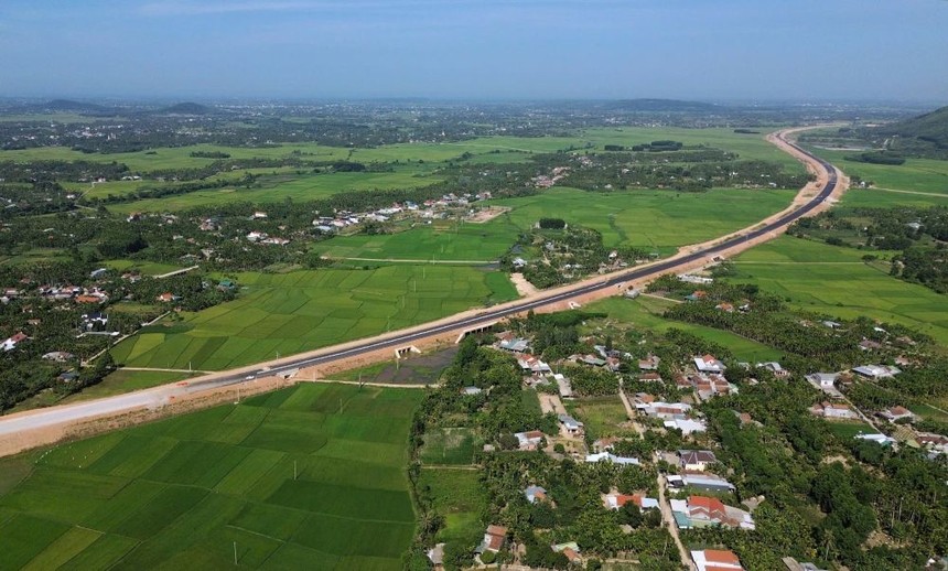 Một đoạn cao tốc Quảng Ngãi - Hoài Nhơn vừa được thông xe trong ngày 19/12. 