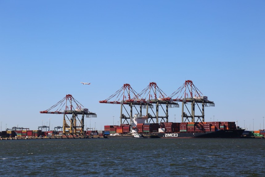 Cảng hàng hóa ở New Jersey, Mỹ. Ảnh: THX/TTXVN