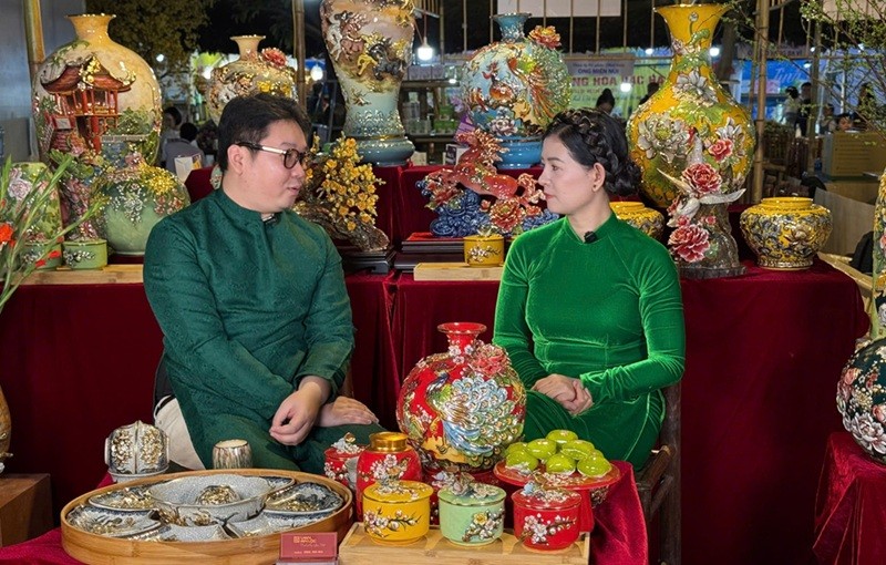 Phiên livestream của nghệ nhân Vũ Như Quỳnh - truyền nhân đời thứ 16 của dòng gốm gia đình tại làng gốm Bát Tràng