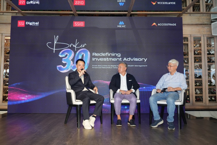 Guru đầu bạc Đào Phúc Tường (ngoài cùng, bên phải) chia sẻ tại sự kiện