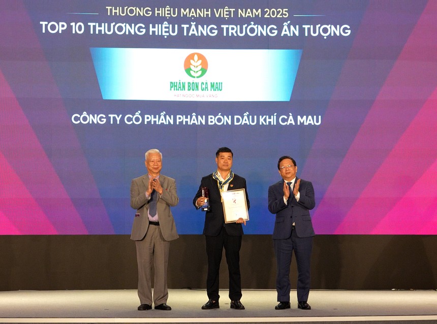 Đại diện PVCFC nhận danh hiệu top 10 thương hiệu tăng trưởng ấn tượng 2025. 