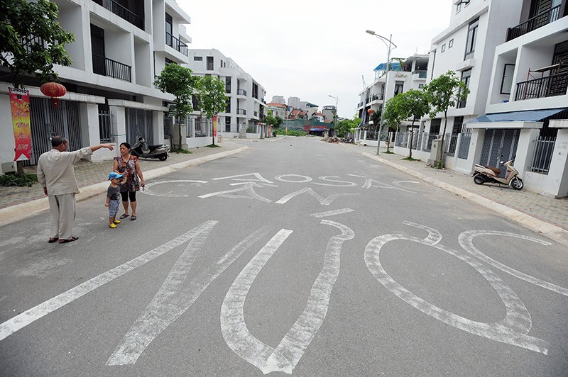 Người dân khu đô thị Ao Sào viết chữ yêu cầu chủ đầu tư cung cấp nước 