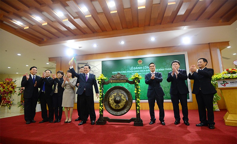Bộ trưởng Đinh Tiến Dũng đánh cồng khai trương phiên giao dịch đầu Xuân Bính Thân 