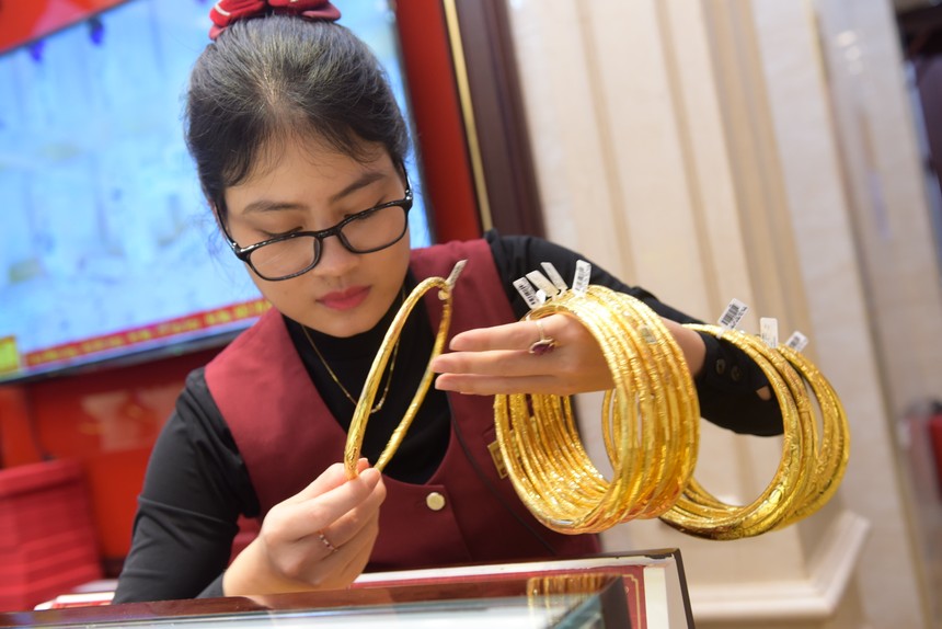 Giá vàng hôm nay ngày 27/10: Vàng lùi về sát mốc 4.000 USD/ounce