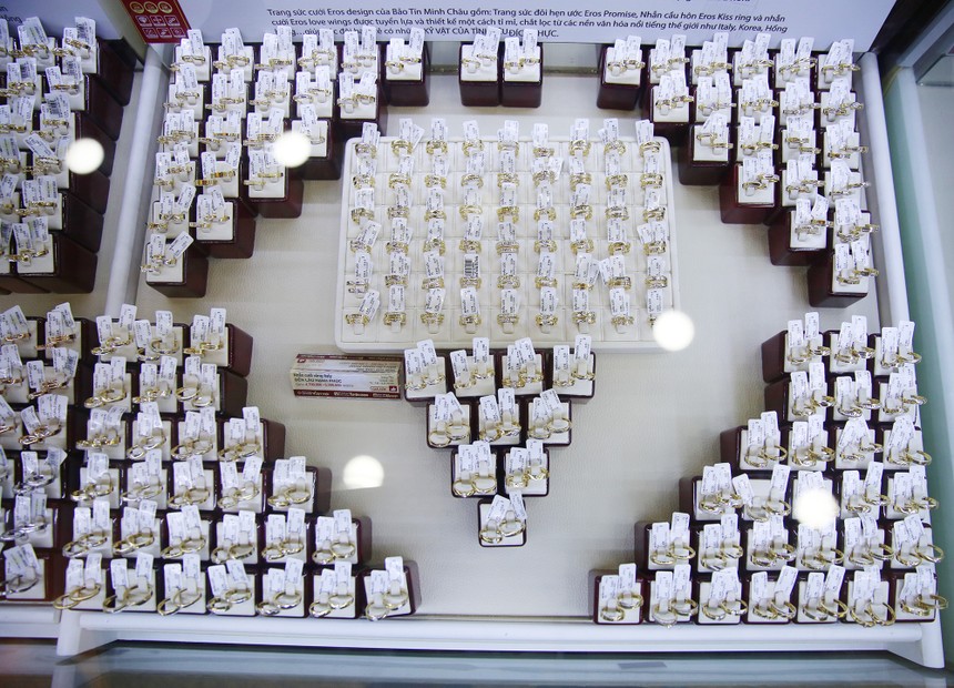 Giá vàng hôm nay ngày 6/10: USD "nhường lối", vàng vẫn "không chịu" tăng