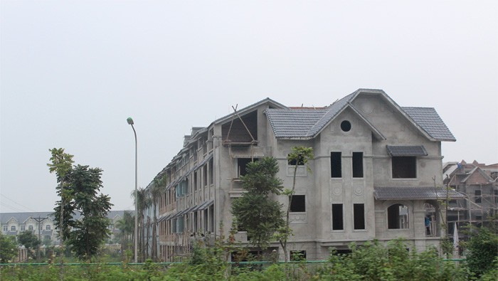 Hạ tầng không đầy đủ, thiếu đồng bộ và diện tích lớn khiến đất nền dự án ế khách, bị bỏ hoang.
ảnh:: Hoài Nam