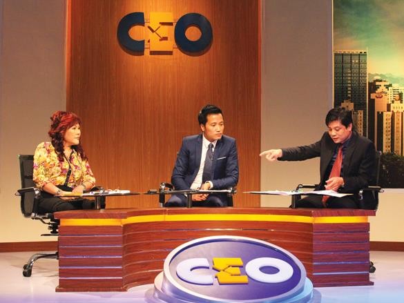 Ông Nguyễn Tuấn Việt, CEO Công ty cổ phần Kinh doanh Ô tô Thủ đô (giữa) sẽ là vị CEO tham gia thử sức với bài toán này