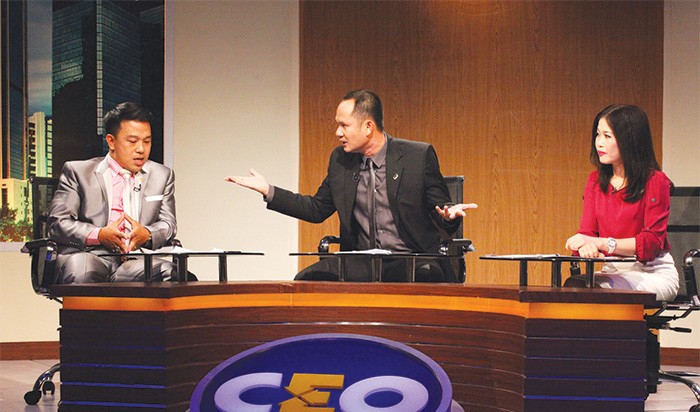 Ông Trần Tấn Đạt, Giám đốc điều hành Công ty TNHH Đầu tư Xây dựng Quân Đạt (ngồi giữa) đang thuyết phục các cổ đông đồng ý giải pháp của mình.