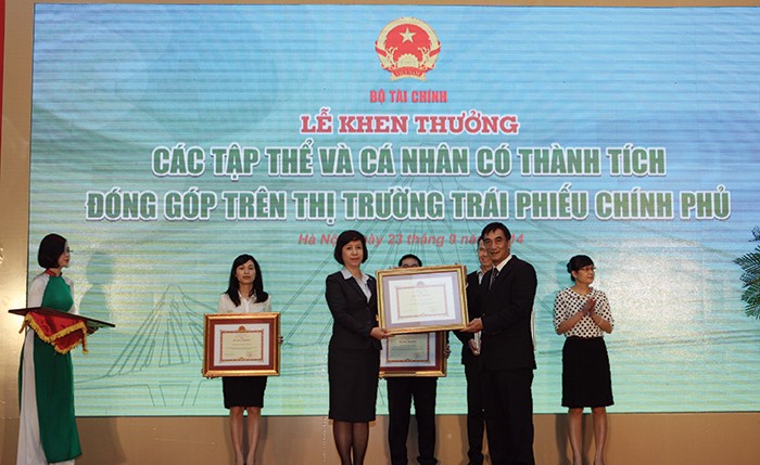 Thứ trưởng Bộ Tài chính 
Trần Xuân Hà trao tặng Bằng khen cho các tập thể và cá nhân có thành tích đóng góp trên thị trường TPCP 