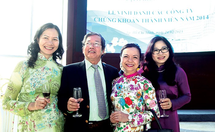 Nụ cười rạng rỡ của những người đã gắn bó với TTCK Việt Nam từ ngày đầu sơ khai ấy
(Từ trái sang: Bà Nguyễn Thị Liên Hoa, Phó Chủ tịch UBCK; ông Đỗ Văn Trắc, Phó chủ tịch SACOM; bà Nguyễn Thị Mai Thanh, Chủ tịch REE và bà Phan Thị Tường Tâm, Tổng giám đố