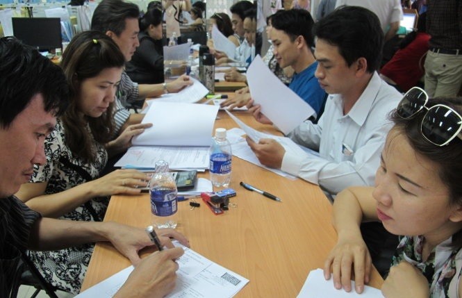 Người dân và doanh nghiệp làm thủ tục ở cơ quan thuế - Ảnh: Ánh Hồng