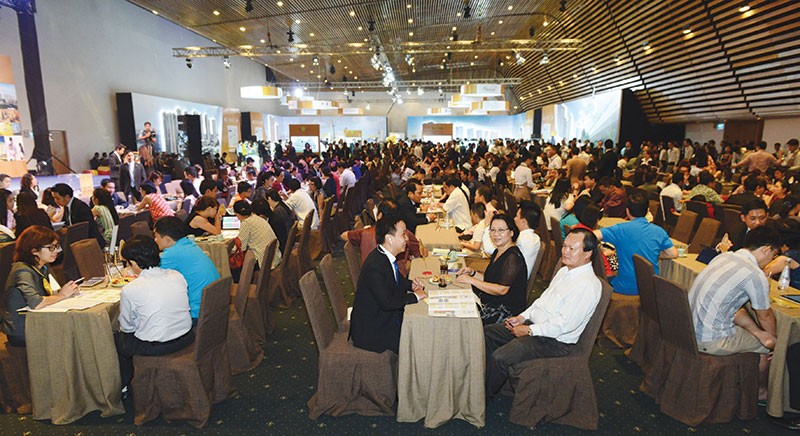 Đông đảo khách hàng đến tham quan, 
tìm hiểu các dự án của Novaland