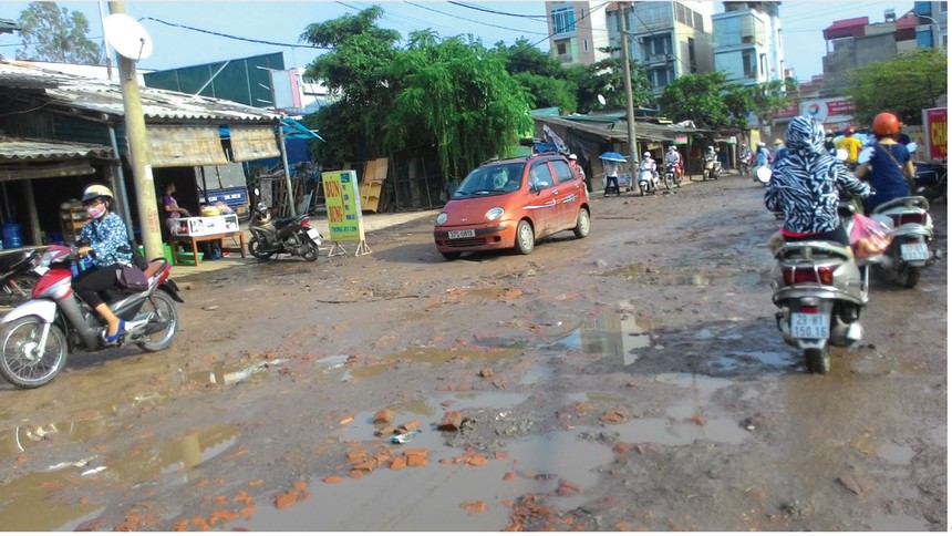 Mật độ dân cư quá cao khiến các tuyến đường như Lĩnh Nam, Tam Trinh bị xuống cấp trầm trọng.
ảnh: Trang Ninh