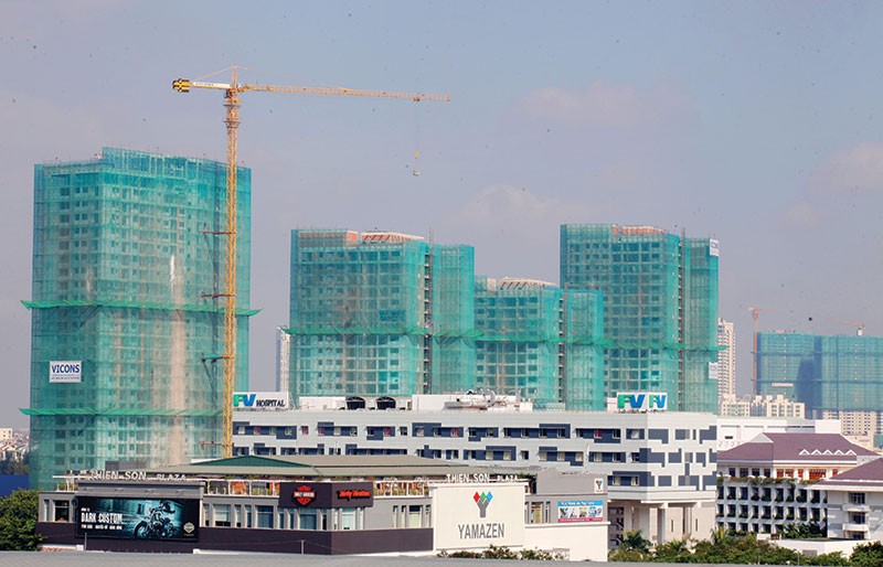 Nếu theo đúng quy định hiện hành, đa phần ngân hàng không thể đủ tiềm lực bảo lãnh nhiều dự án bất động sản.
ảnh: Lê Toàn