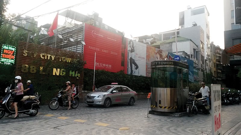 Đường vào Dự án Sky City 88 Láng Hạ luôn là “điểm đen” tắc đường.
ảnh: Trọng Tuyến