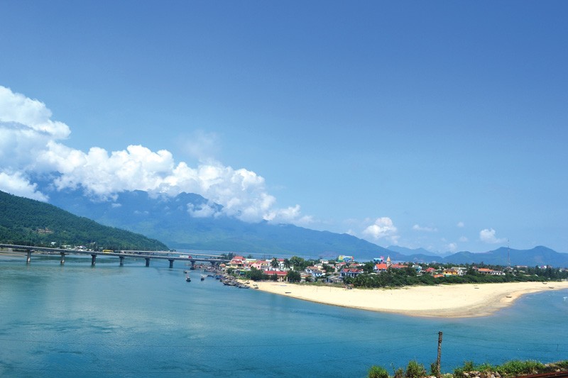 Biển Lăng Cô có nhiều tiềm năng trong việc phát triển bất động sản nghỉ dưỡng. Ảnh: Ngọc Tân