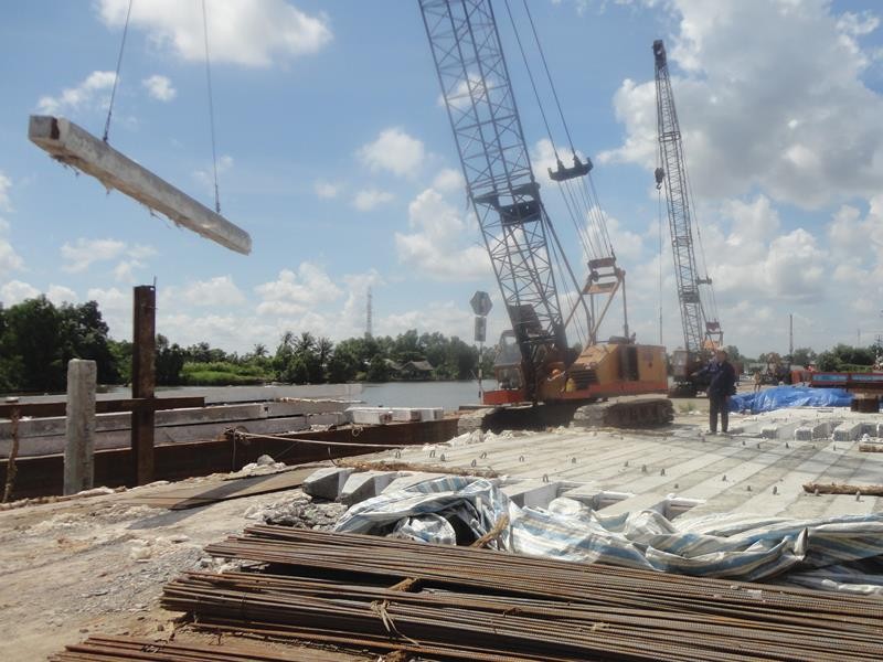 Nhà thầu thi công công trình Cầu Hòa Trung đang có nguy cơ thua lỗ lớn vì bị chậm thanh toán quá lâu. Ảnh: Anh Minh