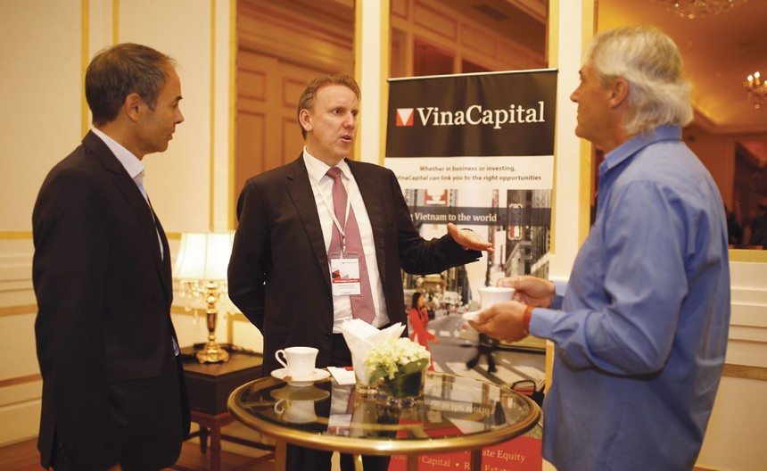 Các nhà đầu tư trao đổi bên lề hội nghị VinaCapital 2016
