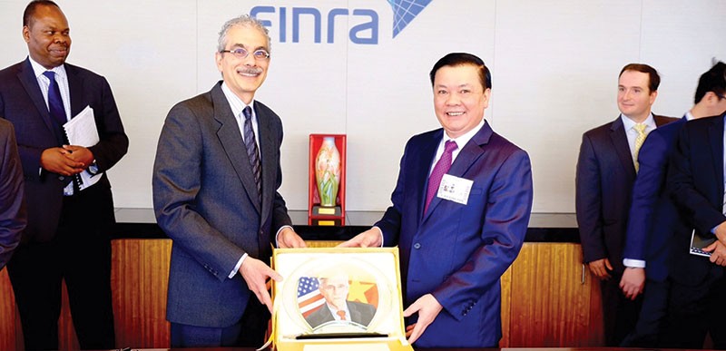 Ngày 26/6/2001, UBCK Việt Nam được công nhận là thành viên của Tổ chức Quốc tế các ủy ban chứng khoán (IOSCO), mở ra cơ hội học hỏi kinh nghiệm và hội nhập quốc tế
Trong ảnh: Bộ trưởng Bộ Tài chính Đinh Tiến Dũng tặng quà cho Finra, Tổ chức giữ gìn sự liêm chính trên TTCK Mỹ
