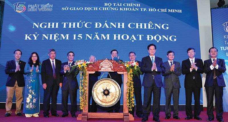 Tính bình quân, các công ty niêm yết trên HOSE đã tăng gấp đôi vốn điều lệ sau khi niêm yết, một số công ty có mức tăng vốn điều lệ trên 15 lần
Trong ảnh: lãnh đạo Chính phủ đến thăm và chúc mừng HOSE nhân dấu mốc 15 năm hoạt động