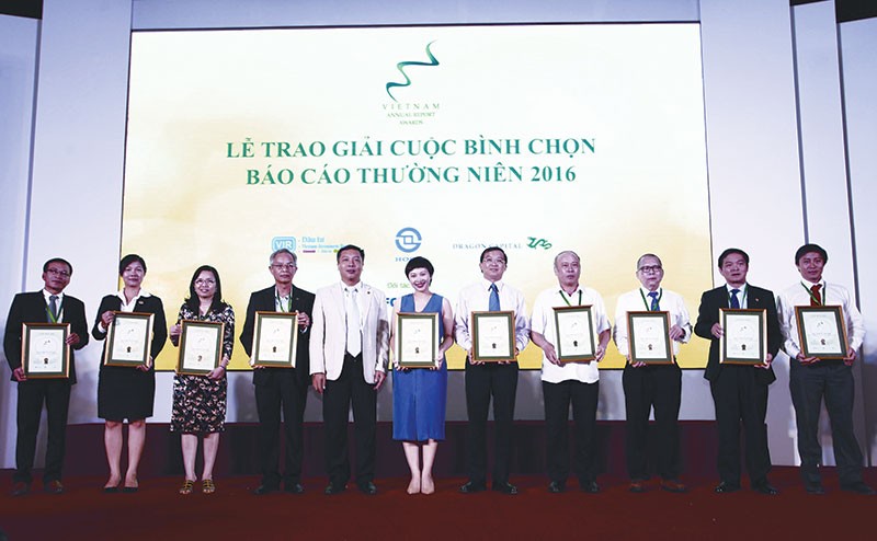 Dự kiến đến năm 2020, các đơn vị có lợi ích công chúng sẽ là đối tượng bắt buộc phải lập và trình bày báo cáo tài chính theo IFRS
Trong ảnh: Tổng Biên tập Báo Đầu tư Lê Trọng Minh vinh danh 10 doanh nghiệp niêm yết có điểm cao nhất trong Cuộc bình chọn Báo cáo thường niên tốt nhất mùa giải 2016
