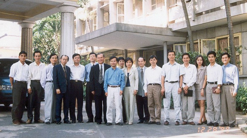 Lớp cán bộ trẻ của Ủy ban Chứng khoán Nhà nước được cử vào TP.HCM để tăng cường đội ngũ cán bộ khung, chuẩn bị điều kiện khai trương Trung tâm Giao dịch chứng khoán