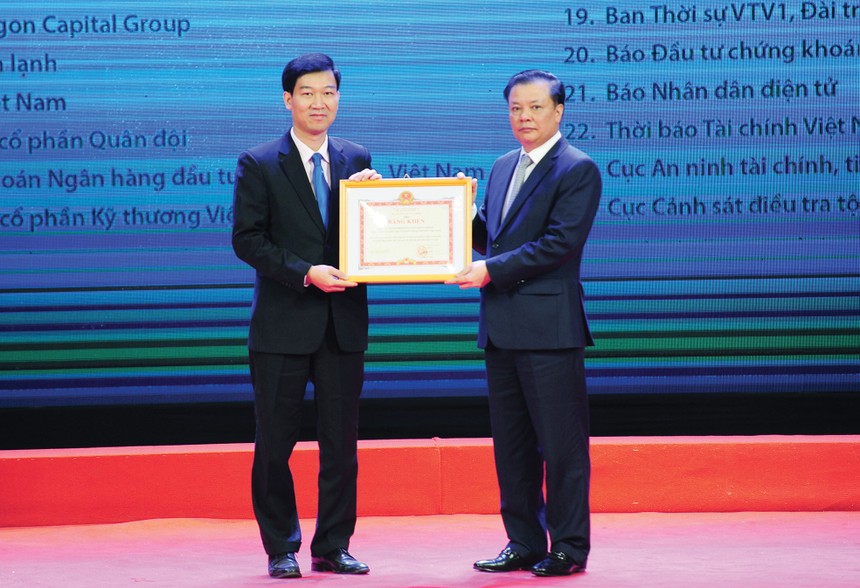 Năm 2016, VCBS là 1 trong 4 công ty chứng khoán hàng đầu nhận bằng khen của Bộ trưởng Bộ Tài chính vì “Đã có thành tích xuất sắc và đóng góp tích cực trong quá trình xây dựng và phát triển thị trường chứng khoán Việt Nam".