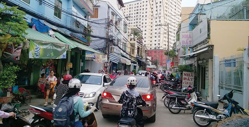 Đường dẫn vào chung cư nhỏ nên thường xuyên xảy ra tình trạng kẹt xe. Ảnh: Việt Dũng
