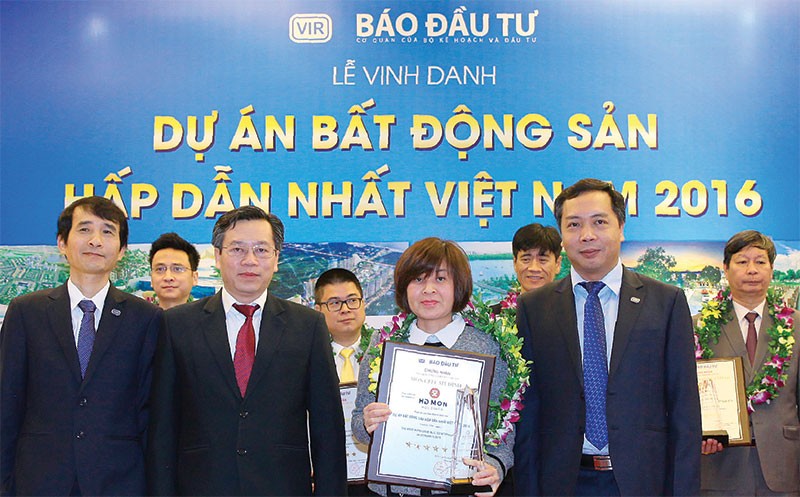 Đại diện HD Mon Holdings nhận Cup và bằng chứng nhận “Dự án bất động sản hấp dẫn nhất năm 2016” với Mon City Mỹ Đình