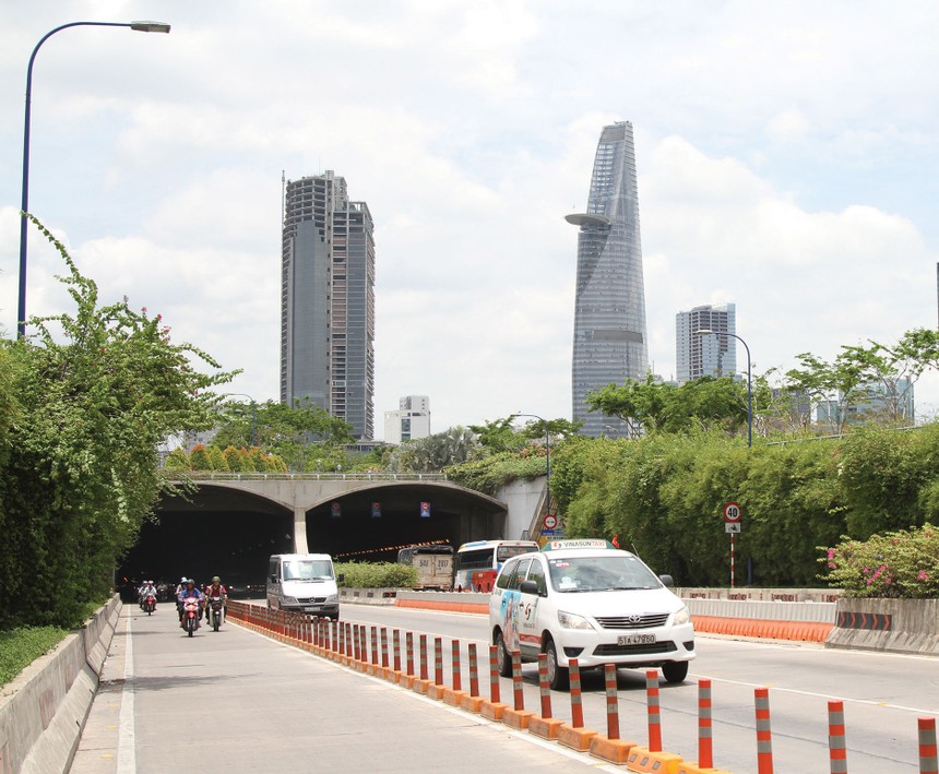 Hầm Thủ Thiêm với chiều dài  1.490 m nằm dưới sông Sài Gòn nối quận 1 về quận 2 vào khu Đông, được đưa vào hoạt động năm 2011, đây hiện là hầm chui sông dài nhất Đông Nam Á 
