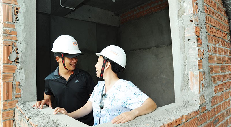 Niềm vui hiện rõ trên gương mặt của anh Minh Trí và chị Ngân Giang khi được “mục sở thị” chất lượng và tiến độ hoàn thiện của tổ ấm tương lai