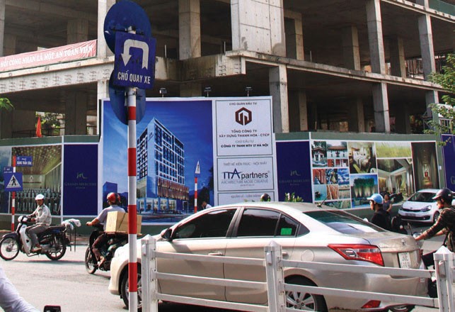 Dự án khách sạn 4 sao Mercure vẫn chưa thể hoàn thành sau thời gian dài khiến nhiều người hoài nghi về năng lực tài chính của chủ đầu tư. Ảnh: Nguyễn Thành 