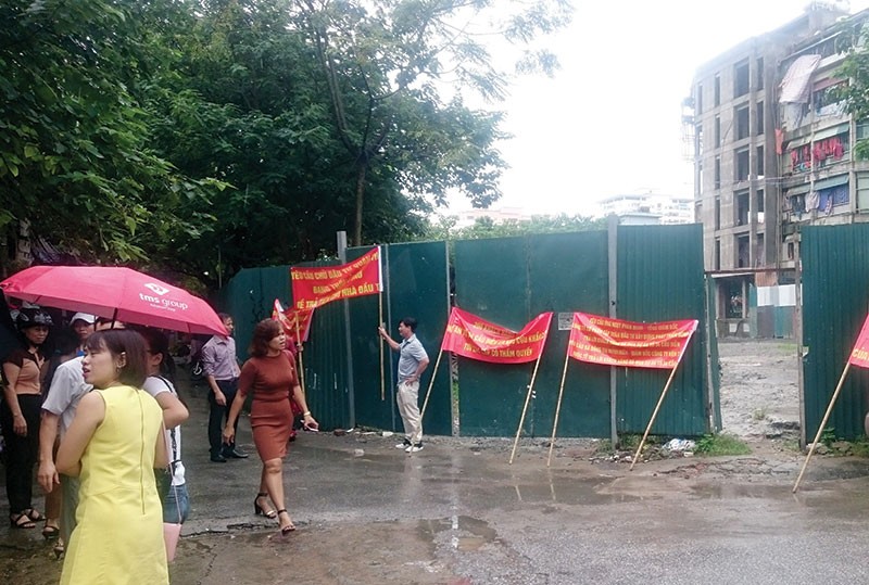 Khách hàng đến khu đất dự kiến xây dựng dự án phản ứng với chủ đầu tư và Công ty Quân Thư.