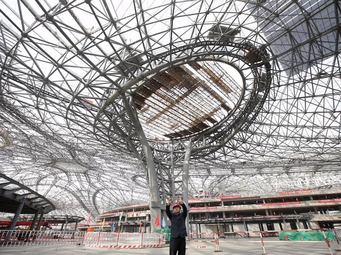 Với tổng vốn đầu tư 12 tỷ USD, sân bay quốc tế Đại Hưng Bắc Kinh nằm cách trung tâm thủ đô Trung Quốc 46 km về phía nam. Đây sẽ là sân bay lớn nhất thế giới, được xây dựng để giảm bớt áp lực cho Sân bay quốc tế Thủ đô Bắc Kinh ở phía đông bắc đang thường xuyên quá tải.