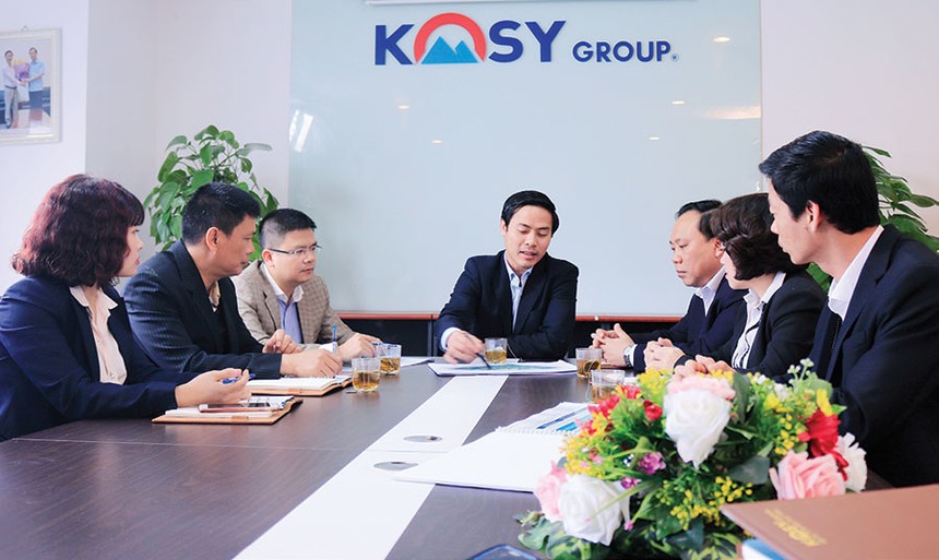 Ban lãnh đạo Kosy trong một buổi họp
