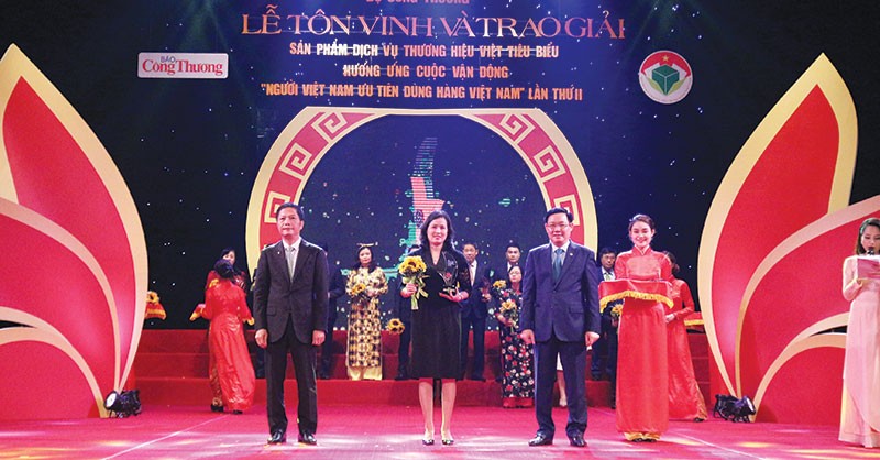 Phó Tổng giám đốc Lê Như Hoa, đại diện VietinBank nhận giải thưởng