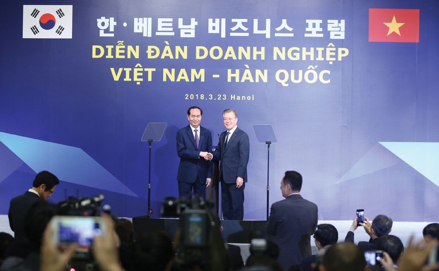 Việt Nam - Hàn Quốc hướng đến mục tiêu nâng kim ngạch thương mại song phương lên 100 tỷ USD vào năm 2020. Trong ảnh: Chủ tịch nước Trần Đại Quang và Tổng thống Hàn Quốc chủ trì Diễn đàn doanh nghiệp Việt - Hàn tại Hà Nội