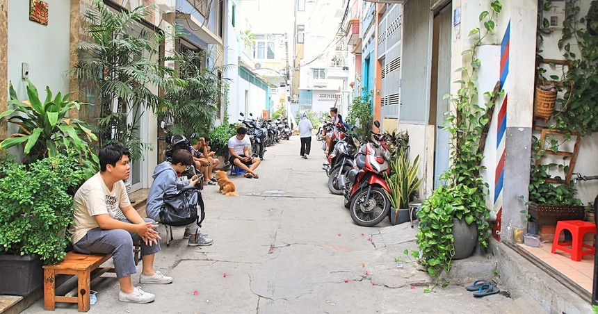 Xếp hàng cả tiếng đồng hồ, đợi được cắt tóc giá 50.000 đồng