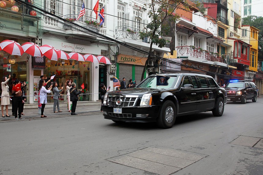 Những hình ảnh đẹp tại tuyến phố Hàng Gai nơi đoàn xe của Tổng thống Trum đi qua