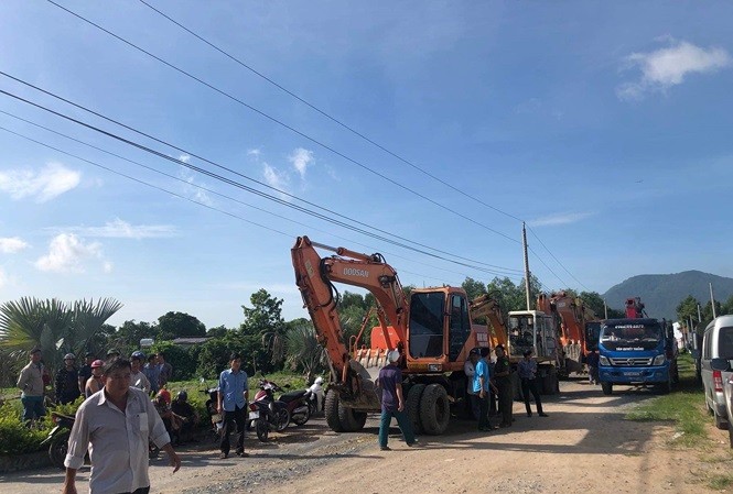 Nhiều xe múc và hơn 100 người đã được huy động đến để thực hiện lệnh cưỡng chế tại dự án "Alibaba Tân Thành Center City 1" do Cty CP địa ốc Alibaba phân phối tại Bà Rịa - Vũng Tàu (ảnh Tiền phong)
